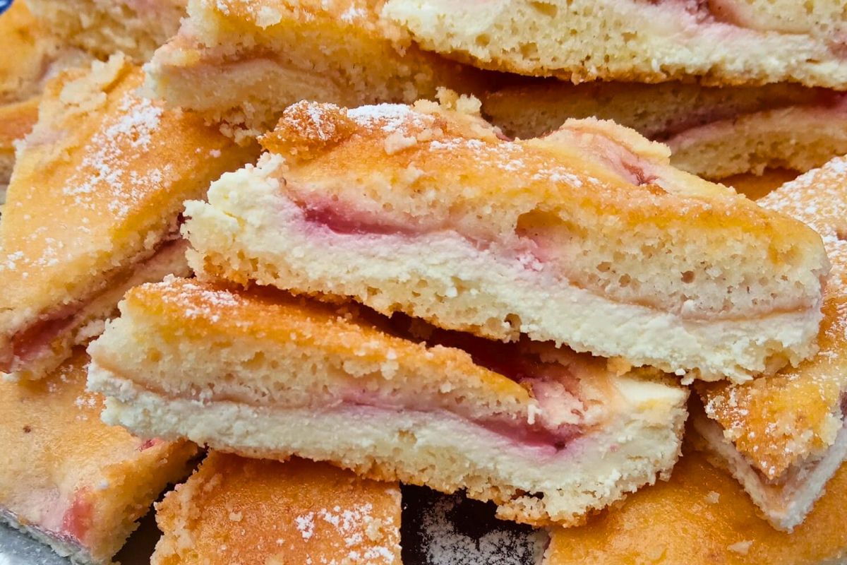 Obrázek k receptu na rychlou buchtu s tvarohem a ovocem na plech