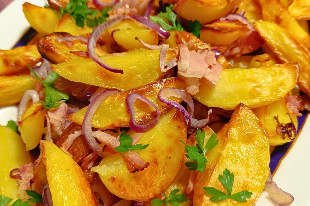 Obrázek k receptu na brambory pečené se slaninou a česnekem