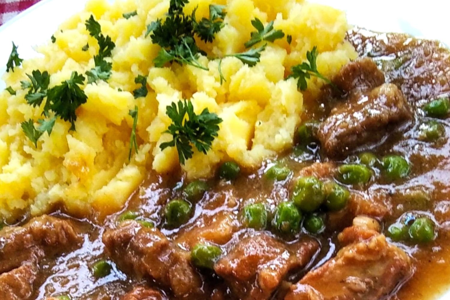 Obrázek receptu na Vepřovou plec dušenou ve šťávě s hráškem podávanou se šťouchanými brambory - typické nedělní jídlo z jednoho hrnce