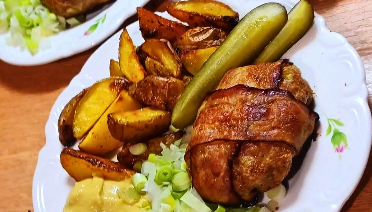 Obrázek k receptu na karbanátky ve slaninovém kabátku a opečánky