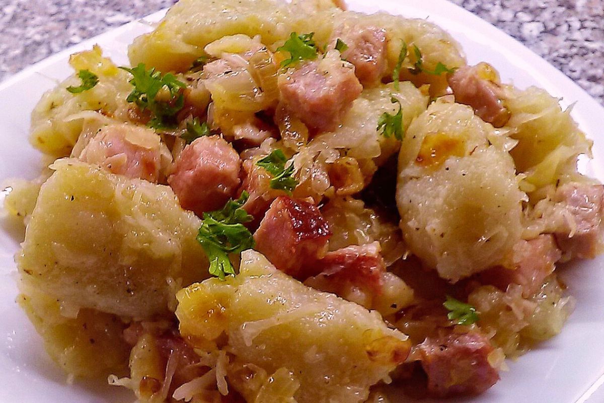 Obrázek k receptu na chlupaté knedlíky s dušeným zelím a uzeným masem