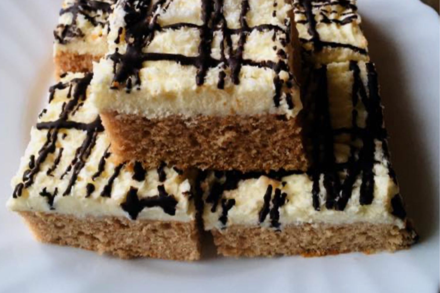 Obrázek receptu na Eskymo řezy, nadýchaný kakaově-kokosový dezert, který u nás doma nikdy nevydrží dlouho a nese v sobě vzpomínku na oblíbený Eskymo nanuk