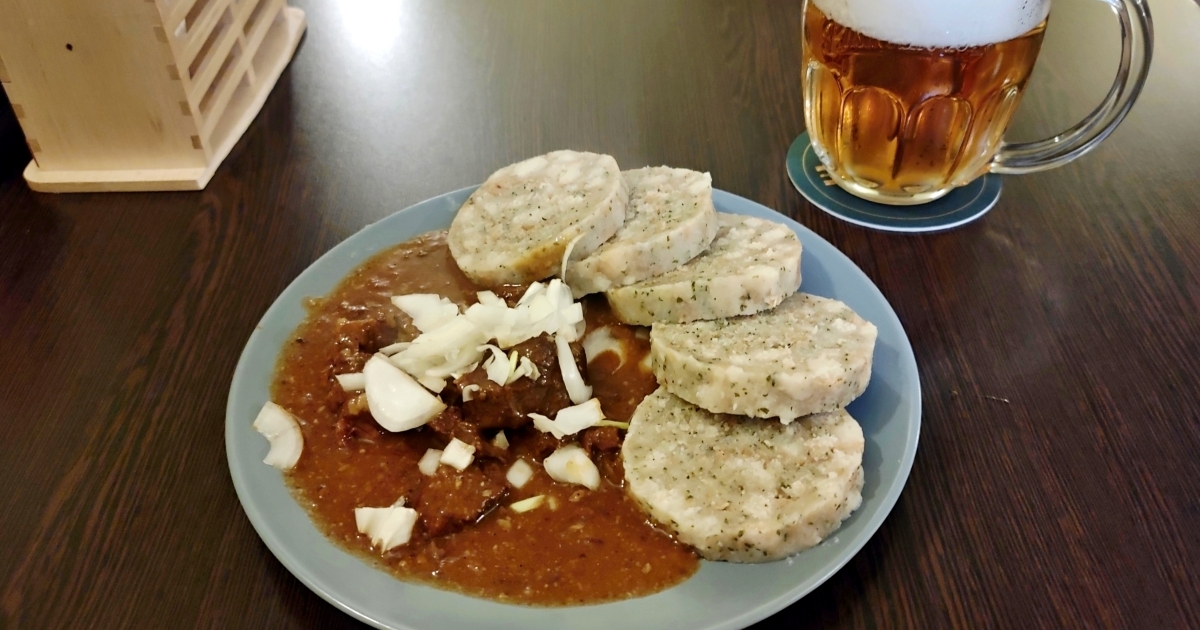 Fotografie guláše v restauraci