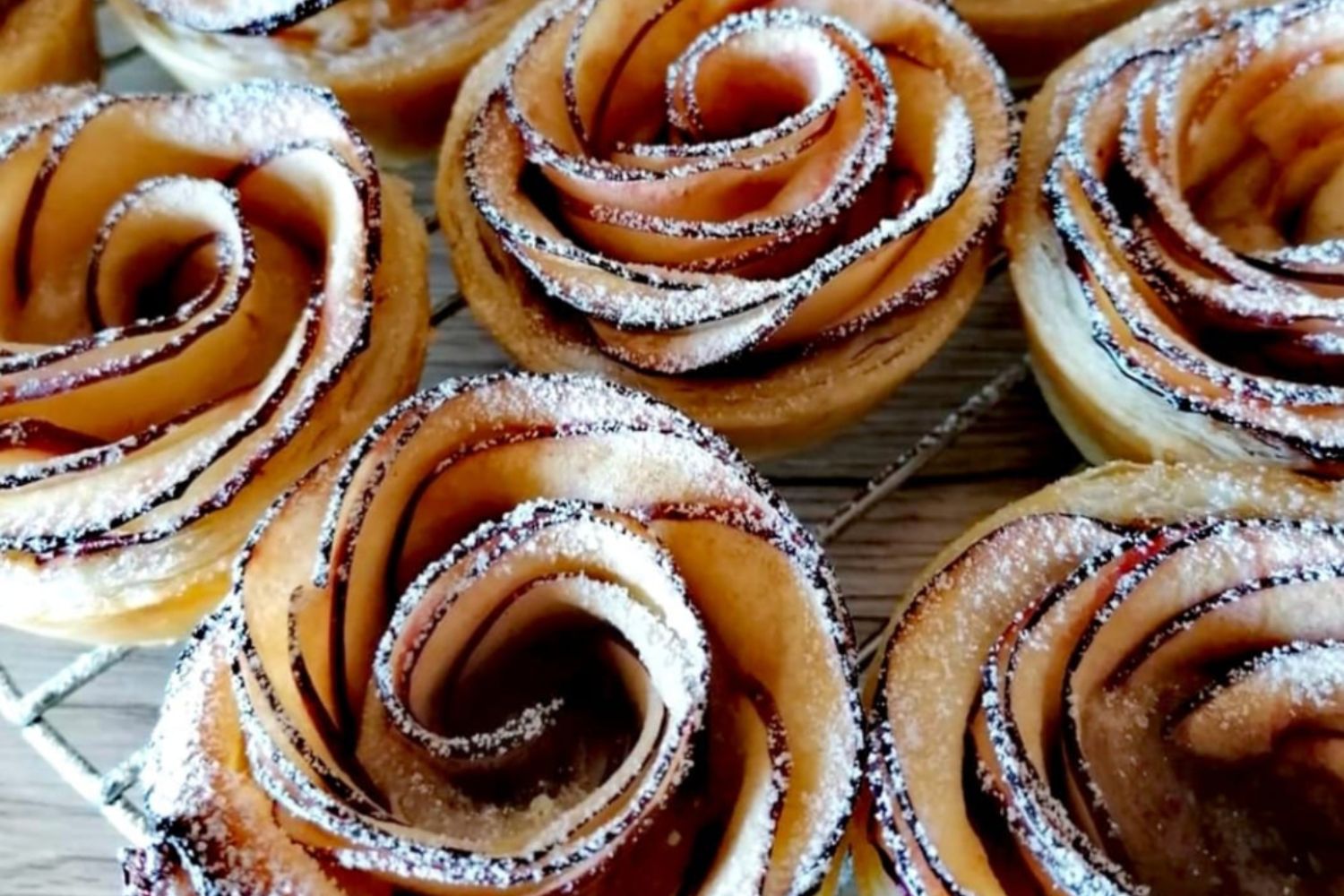 Obrázek k receptu na Jablečné růžičky z listového těsta se skořicovým cukrem, úžasné a tak jednoduché