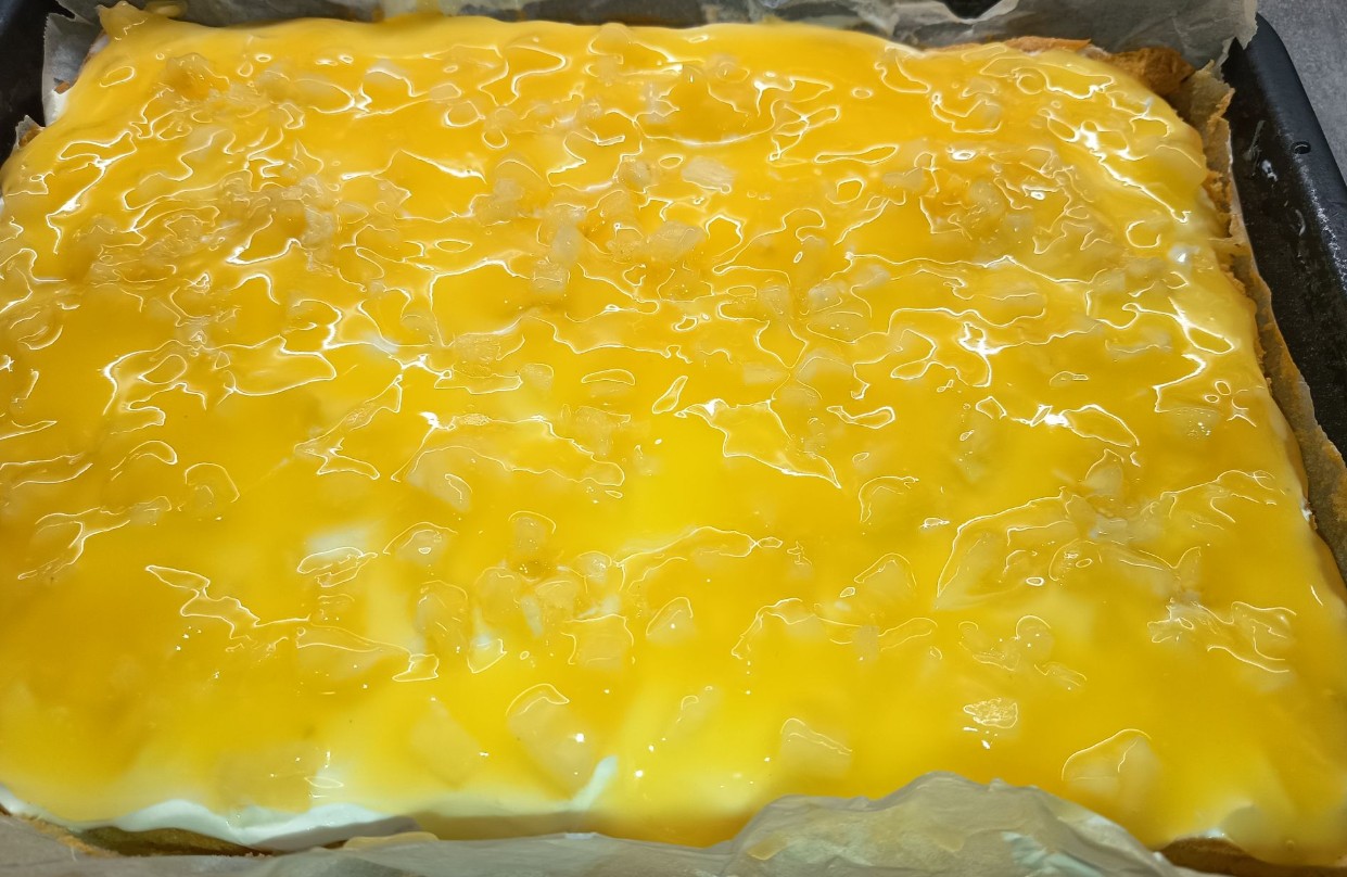 Obrázek receptu na Jemné řezy z piškotového těsta s čerstvostí jablek