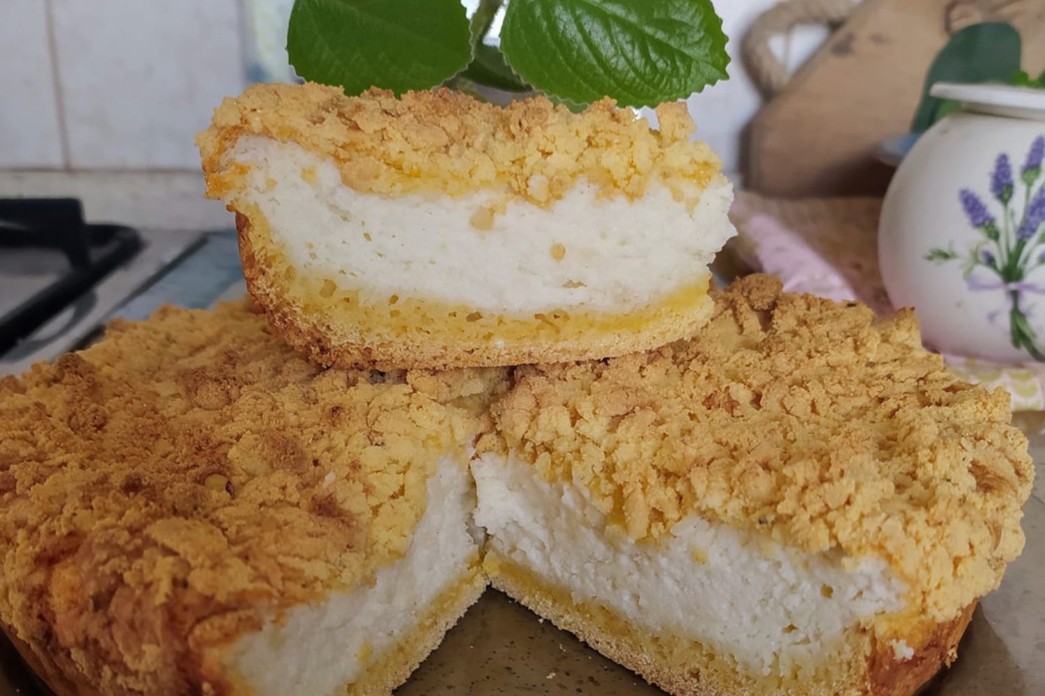 Obrzęk receptu na Lehounký koláč s nadýchanou náplní aneb jogurtové pohlazení z babiččiny formy
