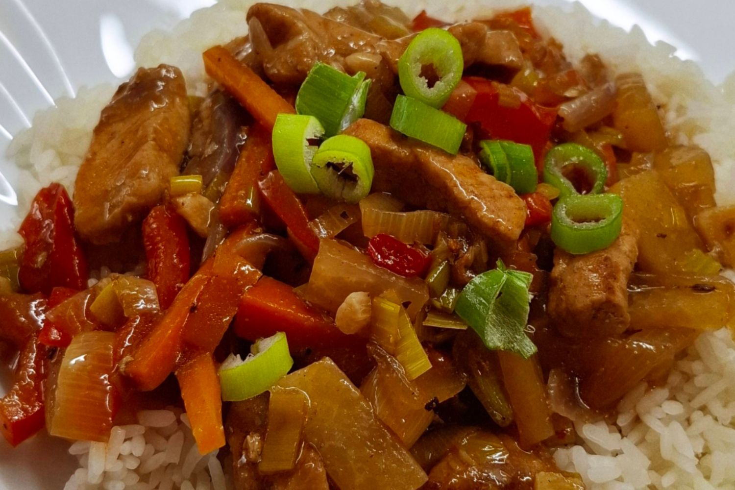 Obrázek receptu na Pikantní vepřové nudličky se zeleninou a domácí majonézou: Hospodská klasika v top kvalitě