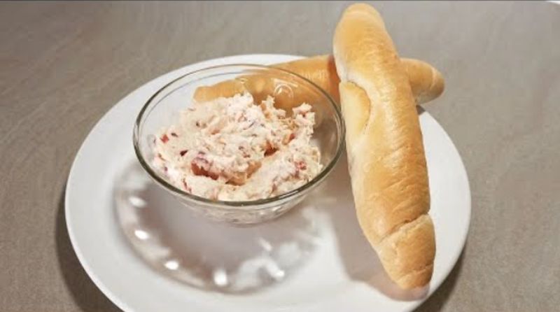 Obrázek k receptu: Lehkost, svěžest a vůně: Šunková pomazánka s mascarpone a červenou kapií