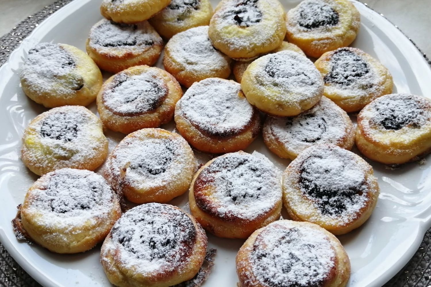 Obrázek receptu na Rychlé koláčky bez vajec a droždí, křehké domácí pokušení s tvarohem a povidly