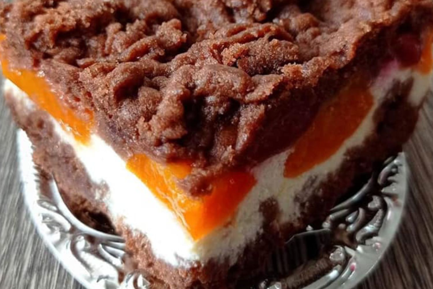 Obrázek receptu na Strouhaný koláč s tvarohem, meruňkami a třešněmi, který se u nás peče, když je ovoce a když je čas