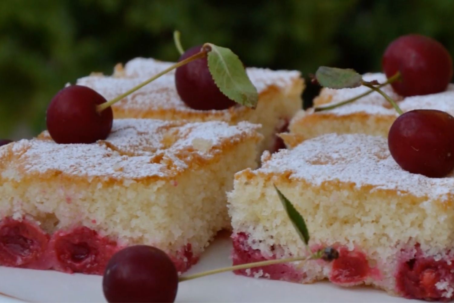 Obrázek receptu na Višňovou bublaninu když pečeme všichni“ aneb mouka na nose a radost v troubě