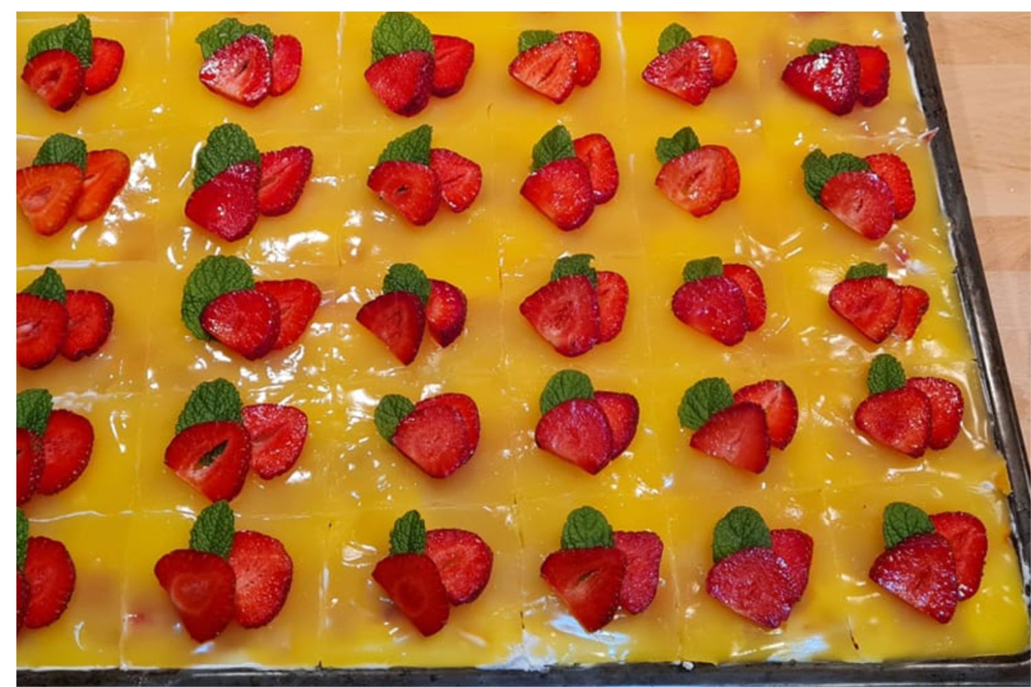 Obrázek receptu na Žravé řezy z plechu, lehké, krémové a nebezpečně dobré