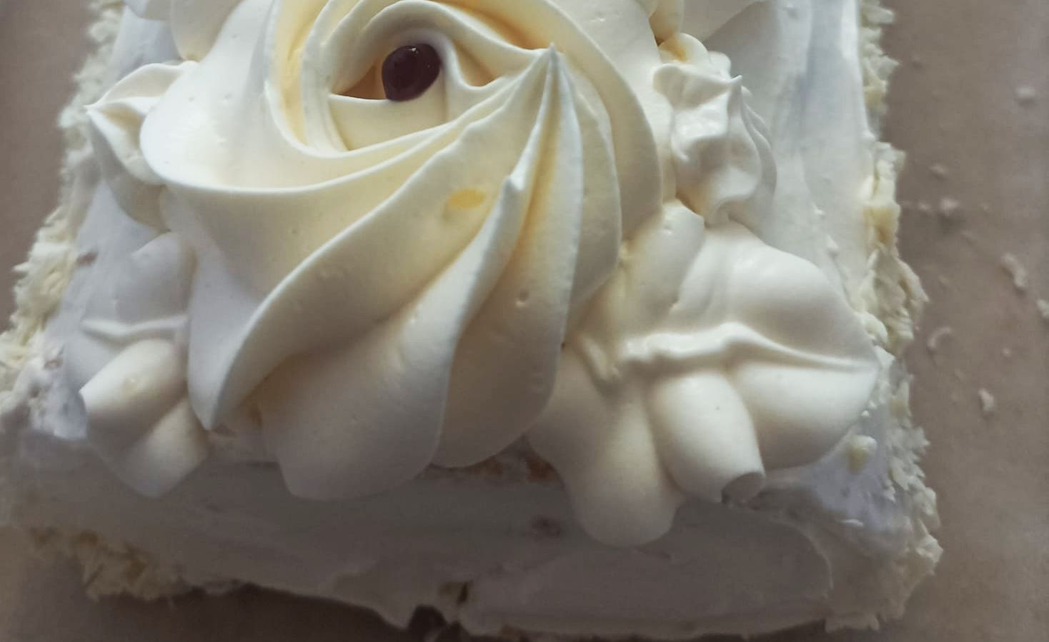 Obrázek receptu na Slavnostní piškotovou roládu s lesním ovocem a krémem z bílé čokolády, která vypadá fakt luxusně