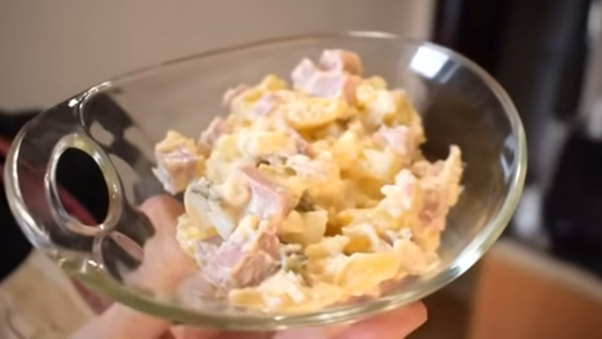 Fotografie bramborového salátu s kyselou rybou