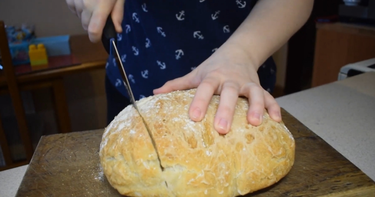 Obrázek k receptu: Zvenku křupavý, uvnitř jemný a vláčný: Domácí chléb jen ze čtyř ingrediencí!