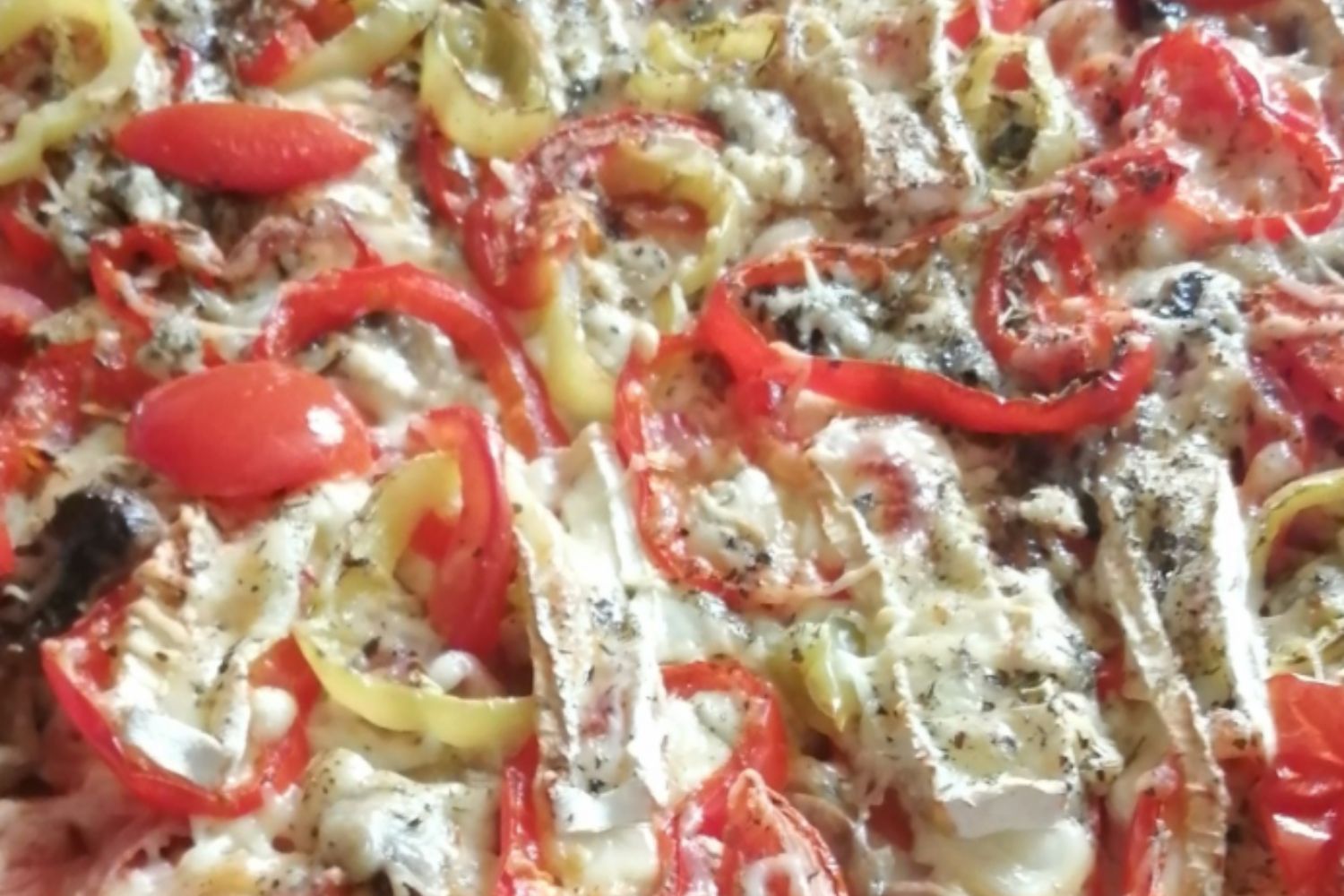 Obrázek receptu na Domácí hranatou, kynutou pizzu z plechu, poctivou pizzu, jako slaný koláč, k rodinné večeři jako stvořenou