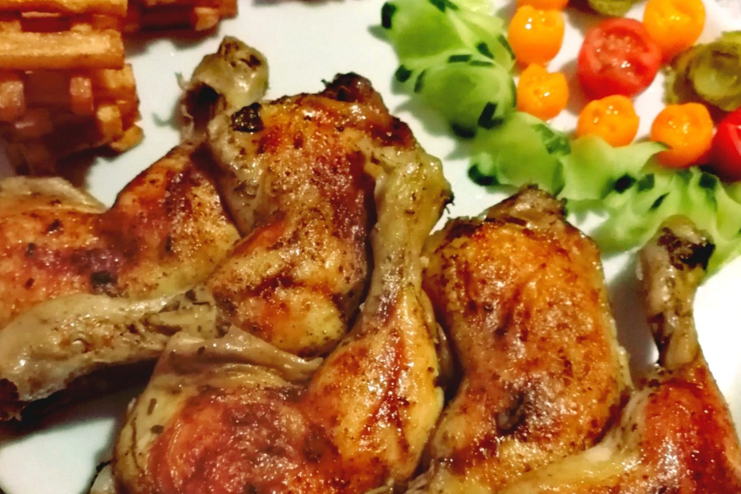 Obrázek receptu na HOT kuřecí stehna pod Vatrami, pikantní pečená kuřecí stehna na medu, kari, kajenském pepři a zázvoru s hranolkami