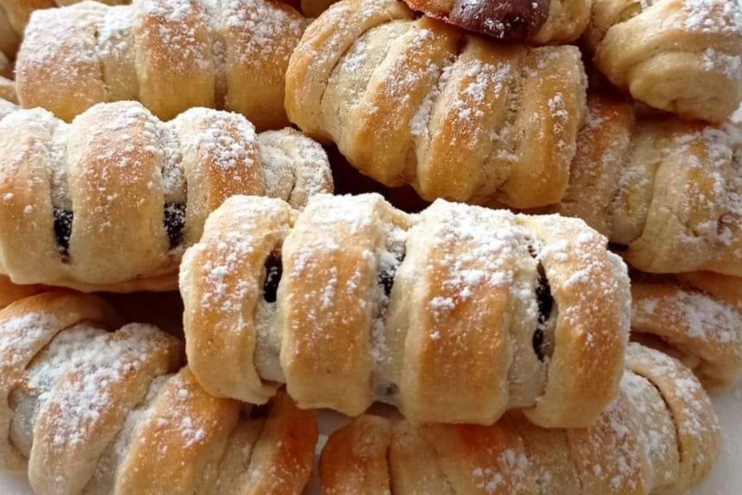 Obrázek receptu na Křehké rolky ze šlehačkového těsta s čokoládou a povidly - voňavé domácí cukroví ke kávě