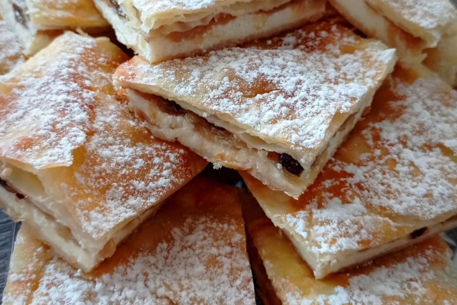 Obrázek receptu na Křehký jablíčkový závin s tvarohem a rozinkami na plech, rychlý moučník z listového těsta, který voní po skořici