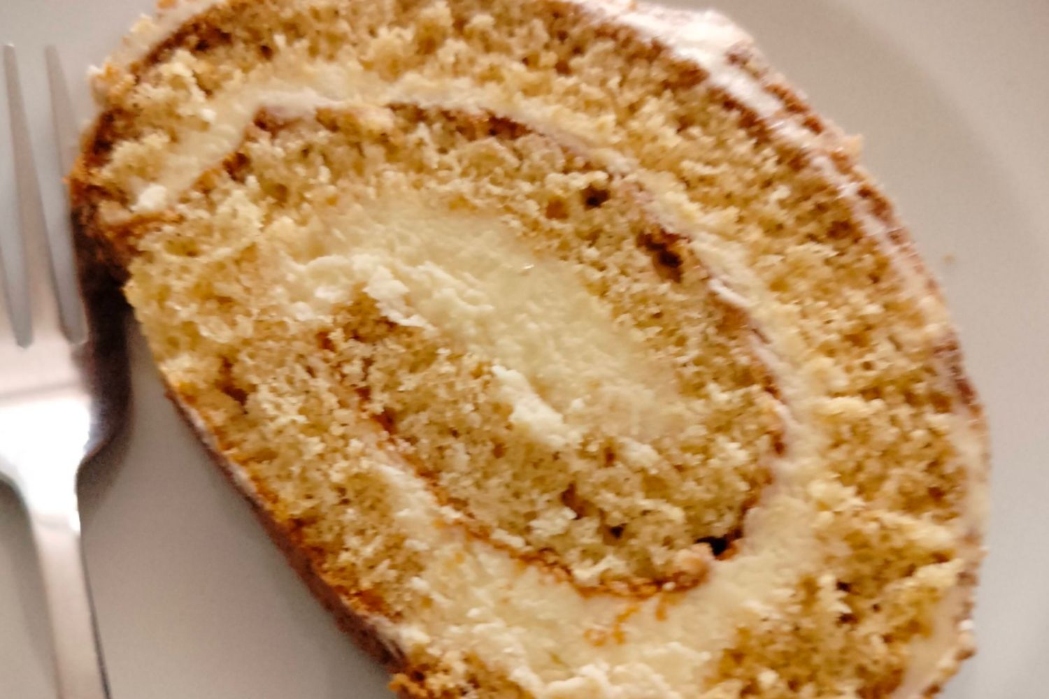 Obrázek receptu na Medovou roládu s jemným krémem: vláčný dezert, který se rozplývá na jazyku