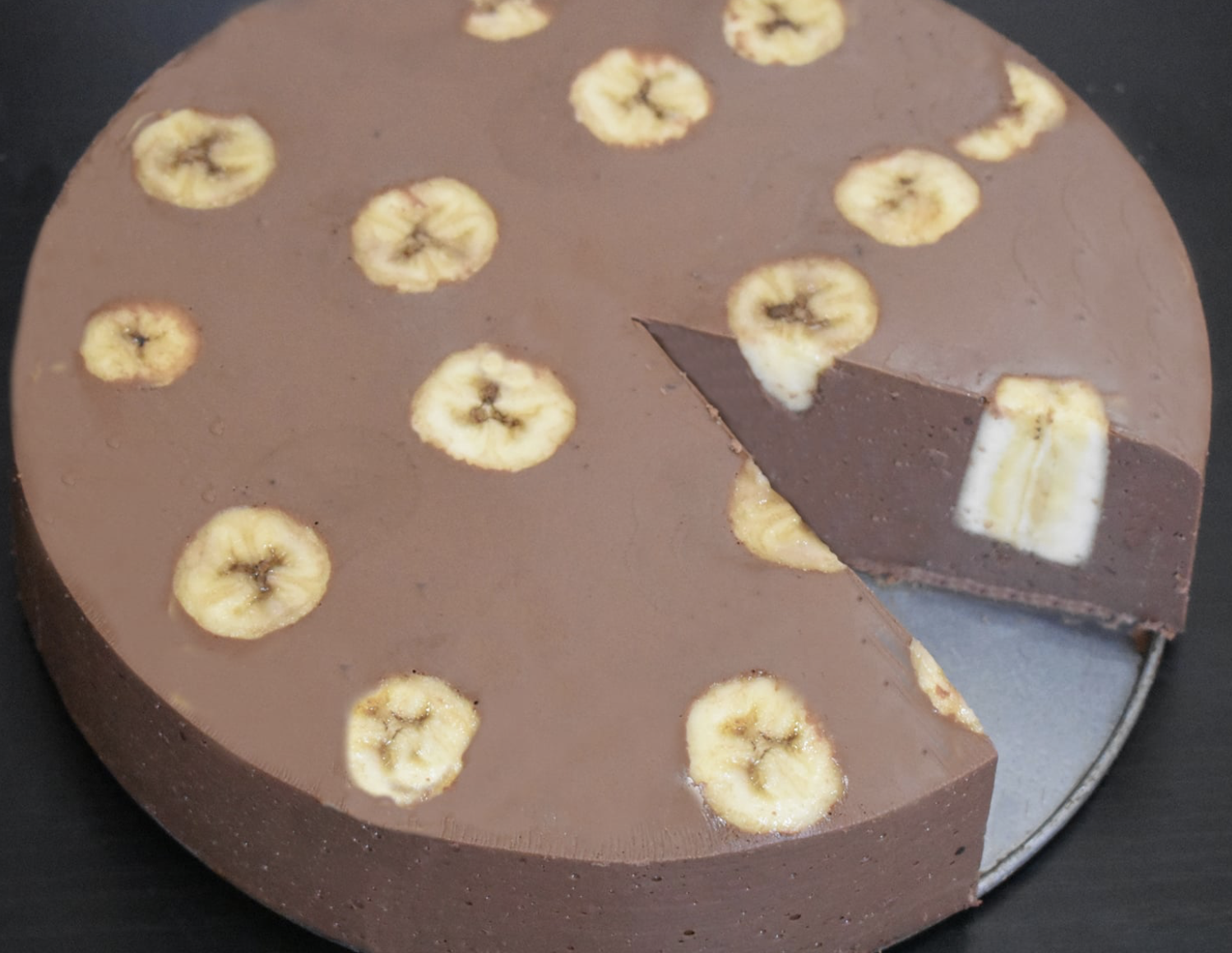 Obrázek dortu na řezu k receptu na Nepečený čokoládově-banánový dort