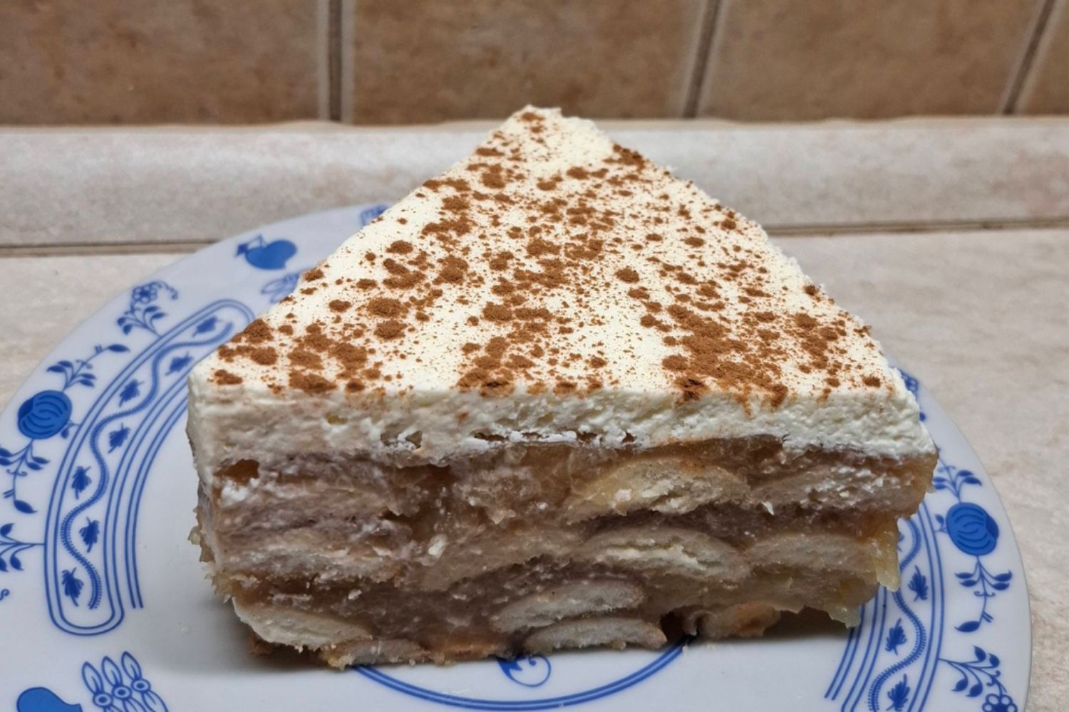 Obrázek receptu na Nepečený jablečný dort se skořicí a šlehačkou - můj osvědčený rodinný recept