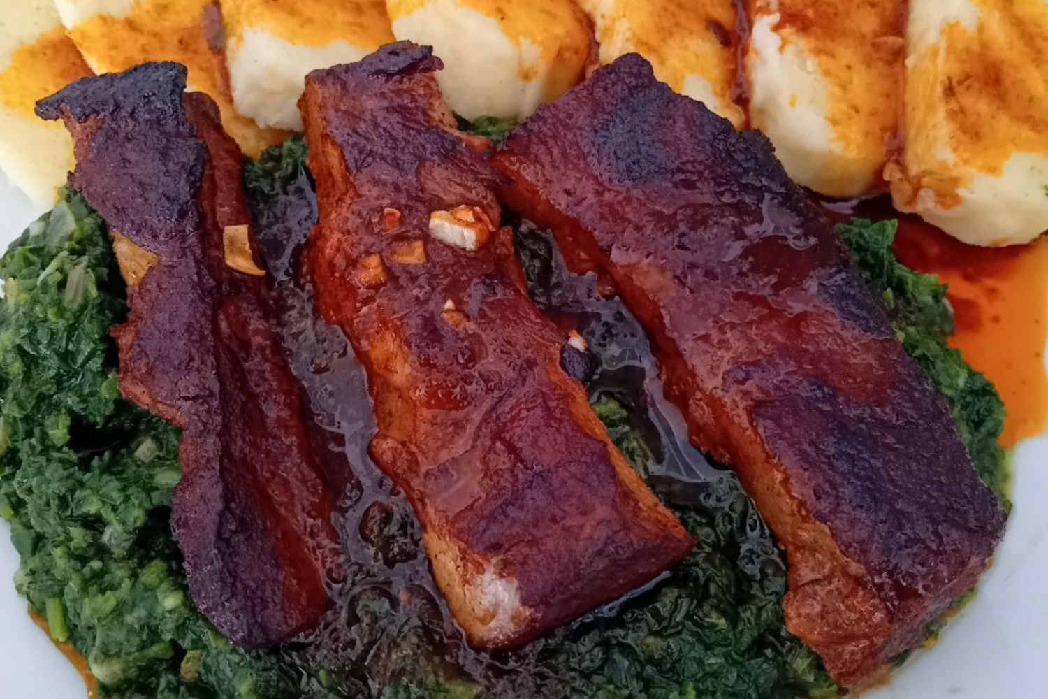 Obrázek receptu na Foto: Cooky.cz, Recept na Pečený bůček se špenátem a bramborovým knedlíkem: poctivá česká klasika, která voní nedělí a domovem
