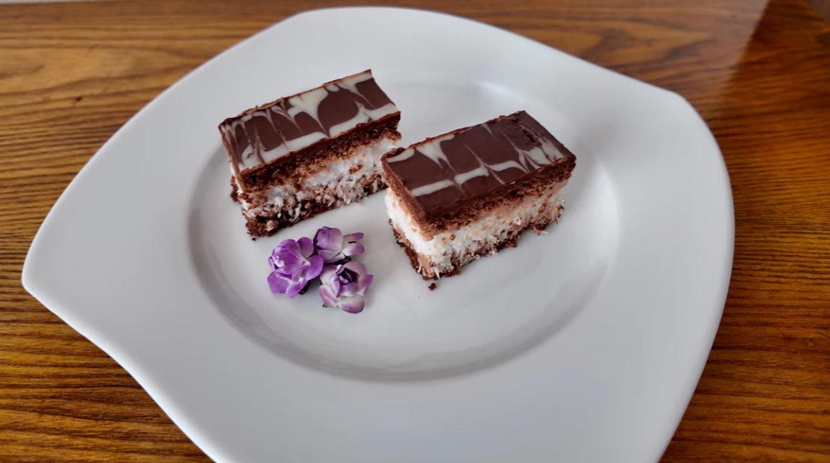 Luxusní nadýchané prezidentské řezy s čokoládovým krémem a kokosovou náplní.