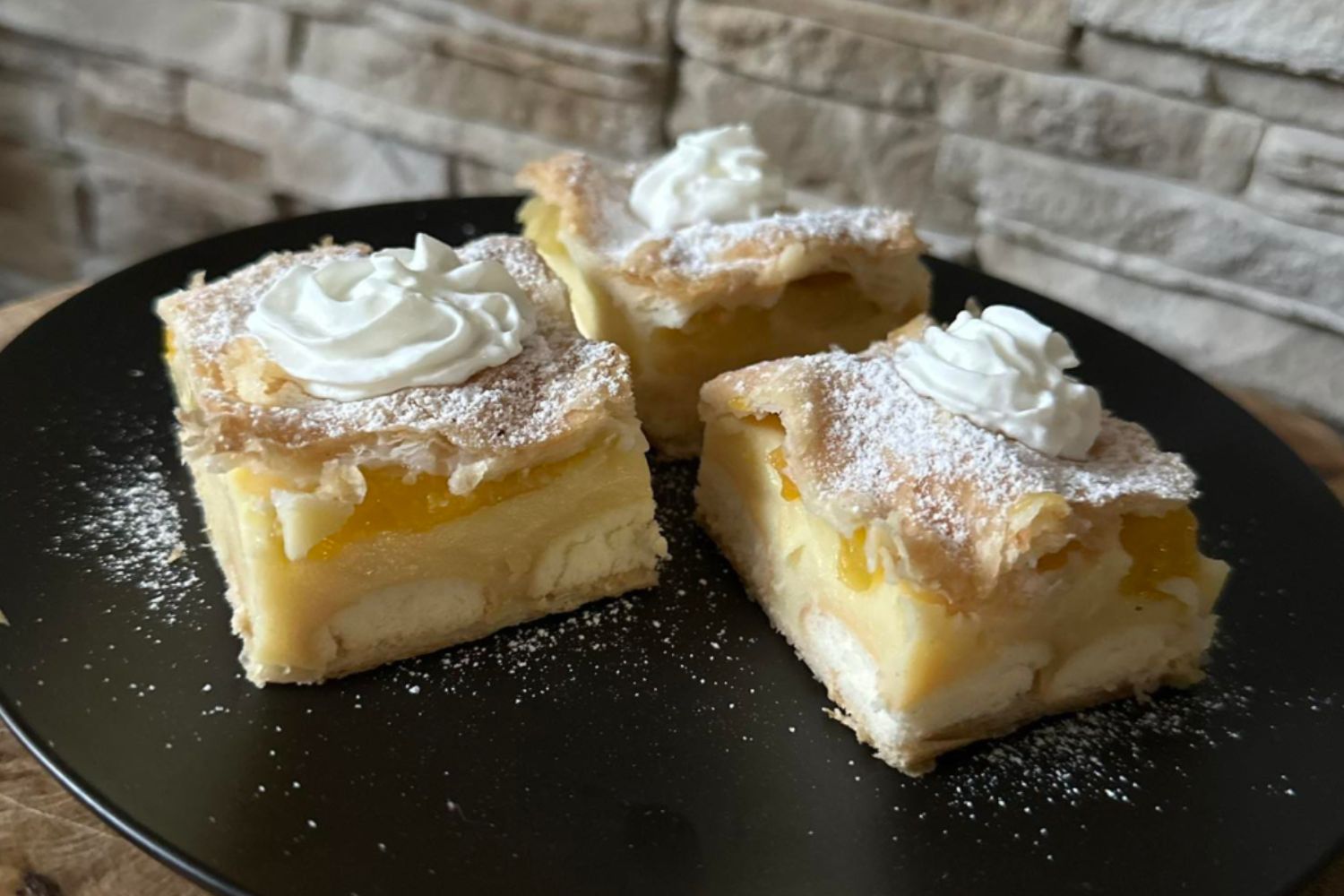 Obrázek receptu na Řezy z listového těsta s pudinkem a meruňkami jsou dezertem, ke kterému se vždycky ráda vracím