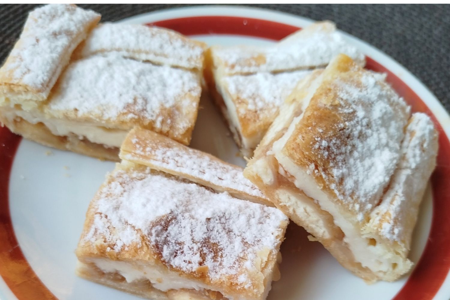 Obrázek receptu na Rychlé jablečné řezy z listového těsta, když potřebuji něco dobrého bez dlouhého stání u plotny