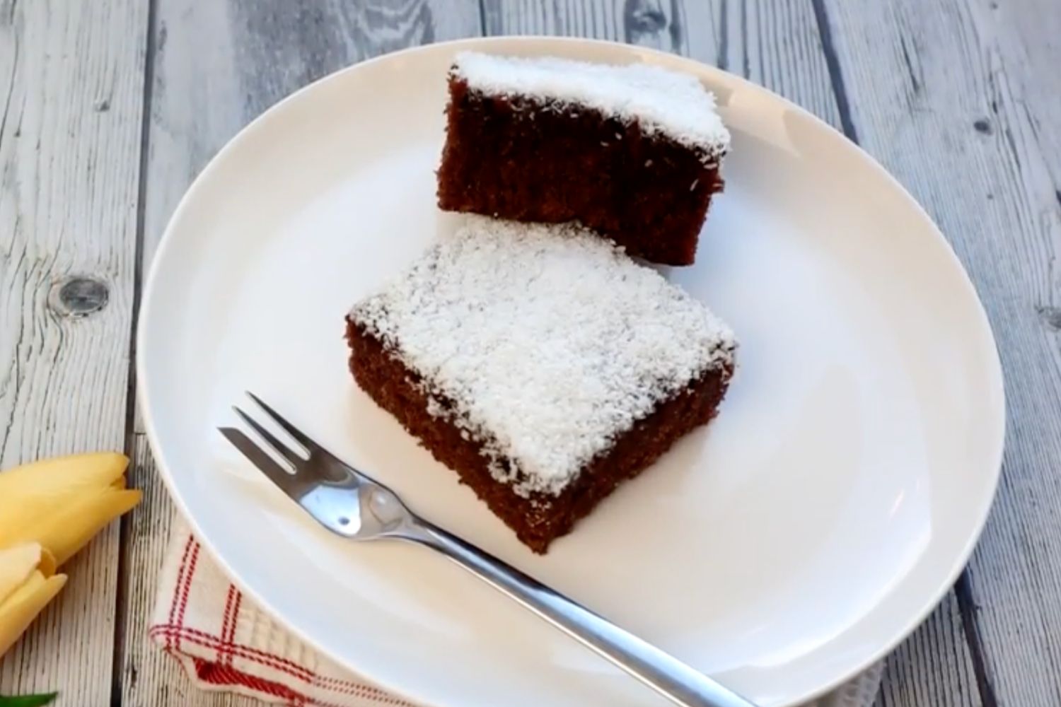 Obrázek receptu na Recept na Šalamounské řezy s rumem a kokosem, aneb rumovou buchtu s kokosem