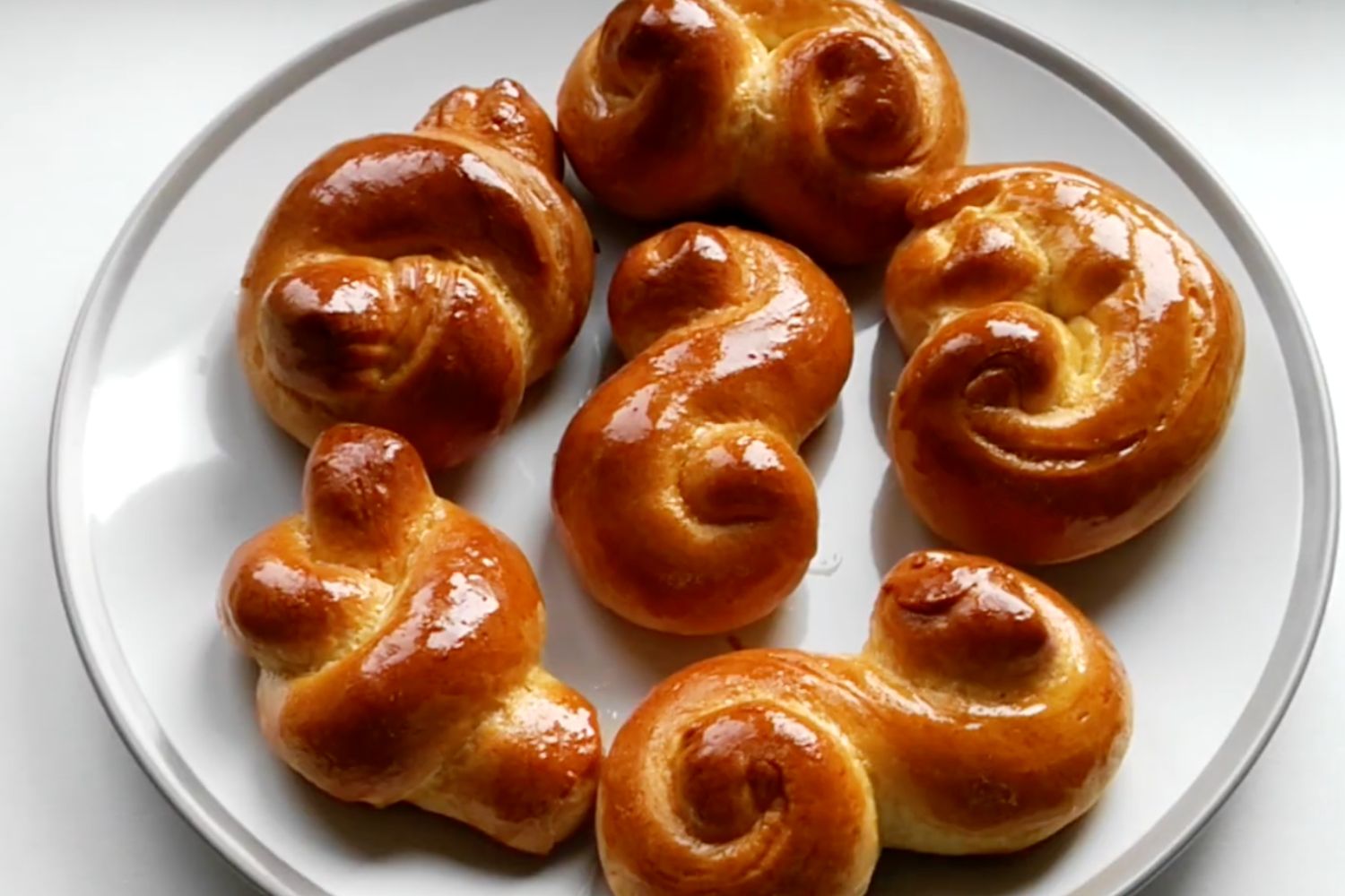 Obrázek receptu na Tradiční velikonoční jidáše potírané medem -nadýchané sladké pečivo z domácí kuchyně