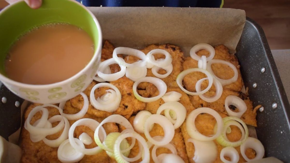 Obrázek k receptu Šťavnaté vepřové plátky s cibulí z trouby: Rychlý oběd, který chutná celé rodině