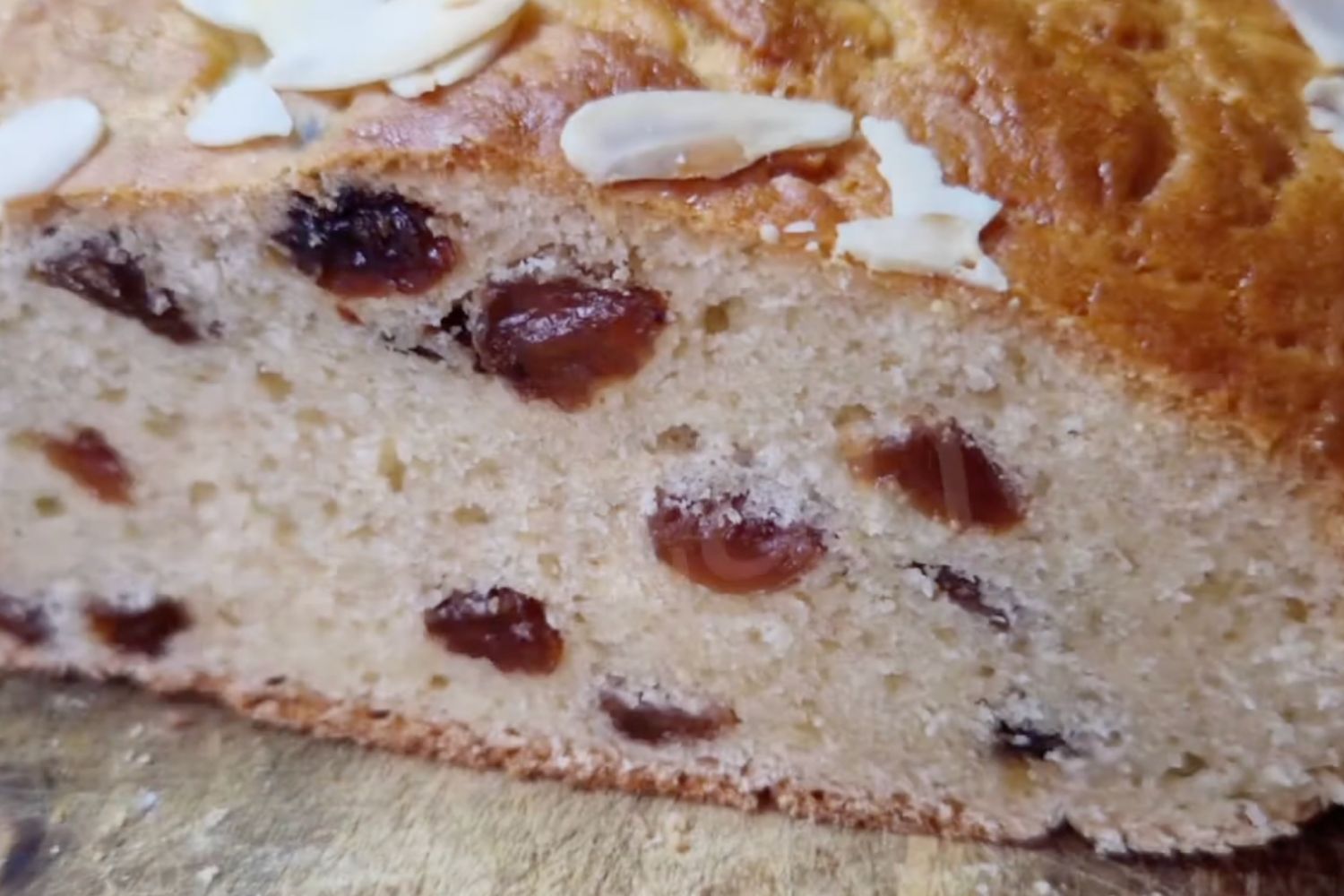 Obrázek receptu na Rychlý a výborný kynutý velikonoční mazanec bez lepku s rozinkami a mandlemi