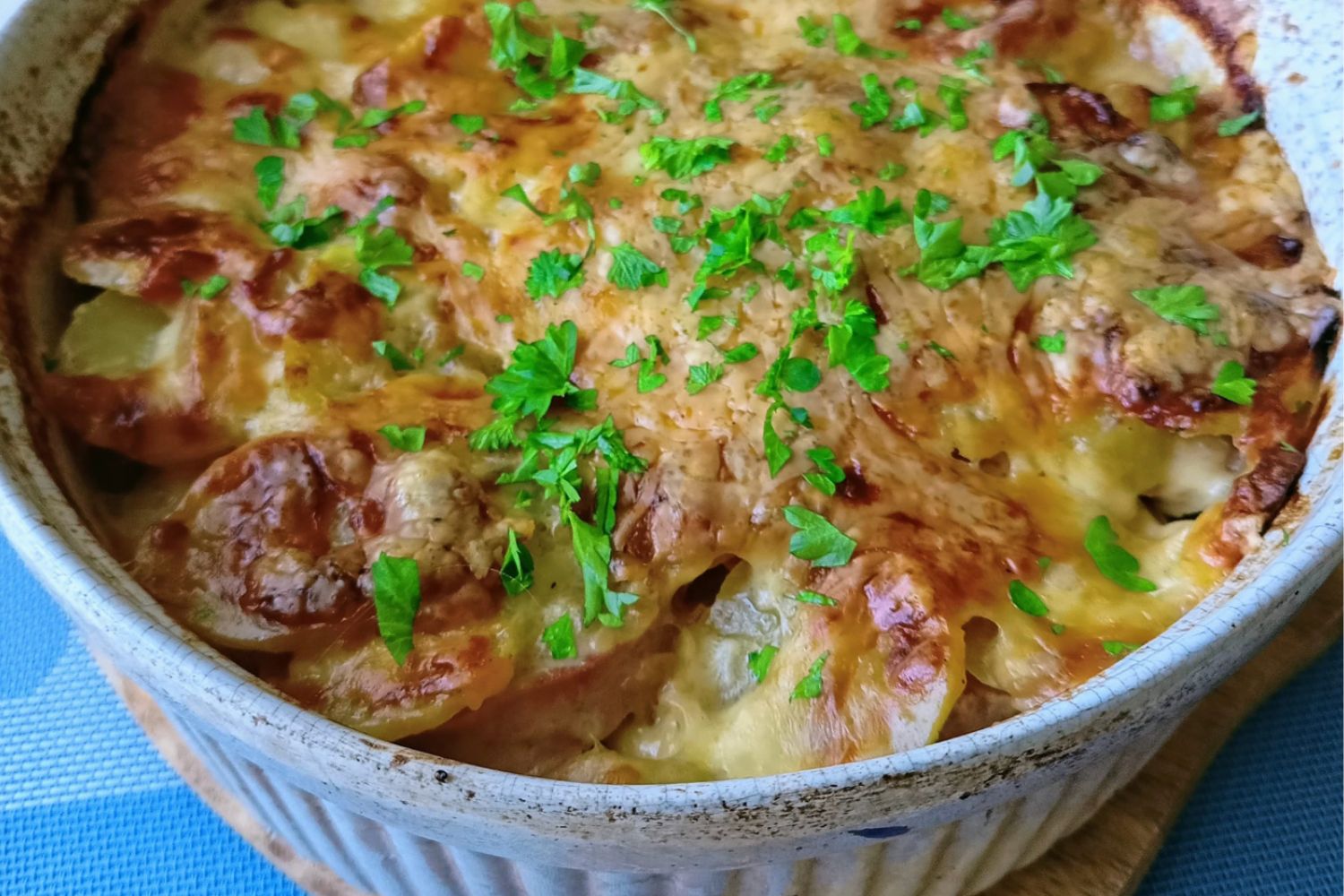 Obrázek receptu na Bleskovou večeři z jednoho plechu. Zapečené brambory s uzeným masem, žampiony a smetanově-sýrovou omáčkou