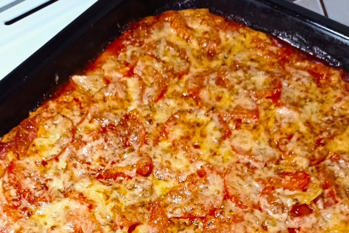 Obrázek k receptu na domácí pizzu na plech