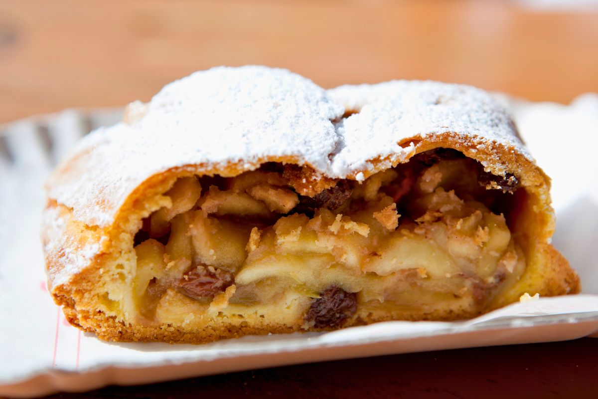 Obrázek k receptu na jablečný štrůdl z těsta s pomazánkovým máslem