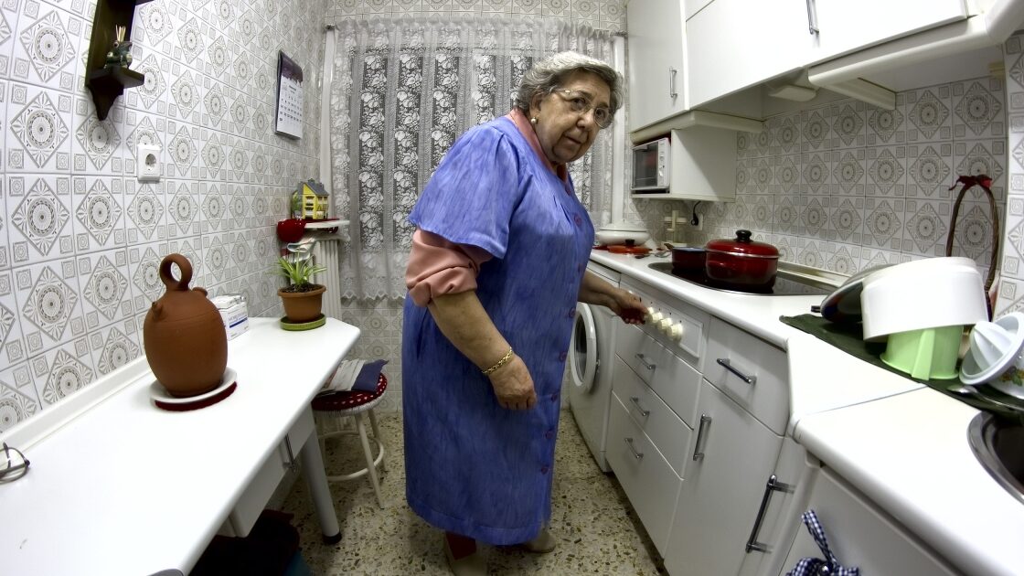 Fotografie babičky v kuchyni