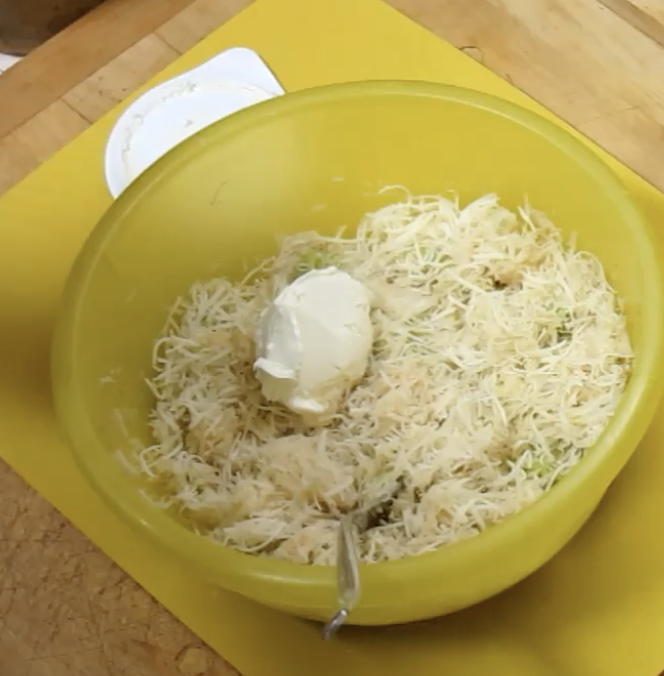 V míse smícháme všechny sypké ingredience a přidáme pomazánkové máslo.