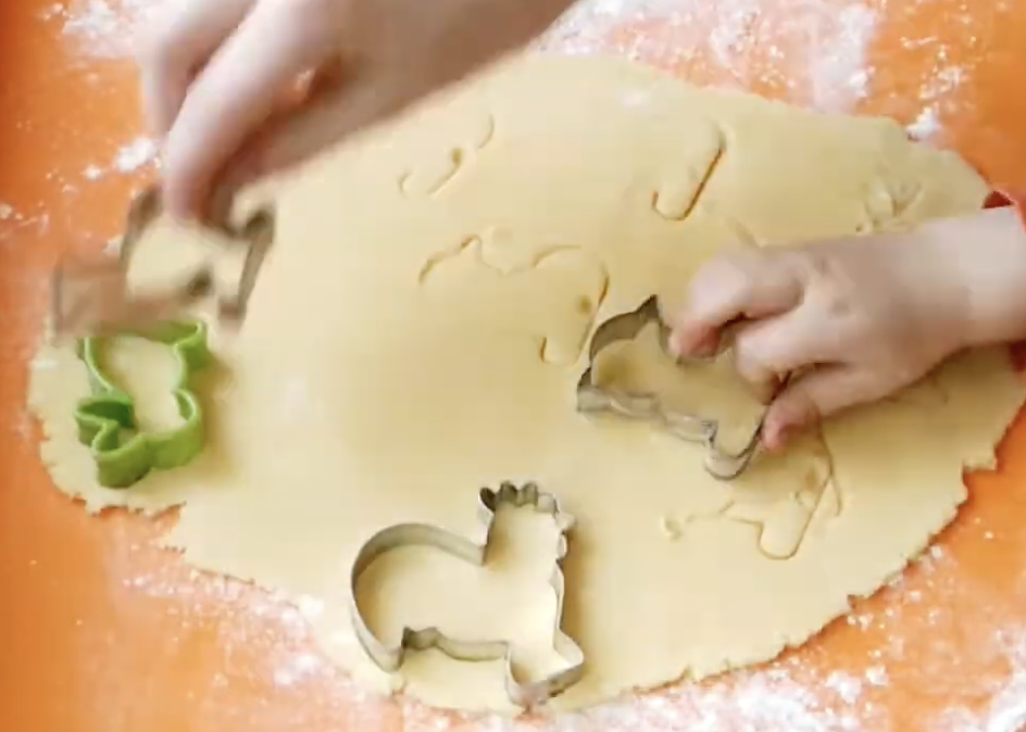 Z těsta vykrajujeme tvary, které pokládáme na plech a necháme opět zchladit.