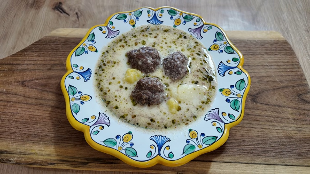 Fotografie k receptu na krémovou česnečku s masovými kuličkami