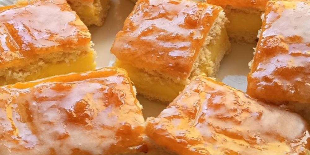 Obrázek k receptu na Krémové pudinkové řezy na víkend s máslovým krémem a citronovou polevou