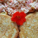 Obrázek k receptu na Křupavý Hermelín podle Romana Vaňka podávaný se salátem Coleslaw jako dokonalá kombinace chutí