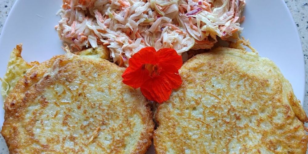 Obrázek k receptu na Křupavý Hermelín podle Romana Vaňka podávaný se salátem Coleslaw jako dokonalá kombinace chutí