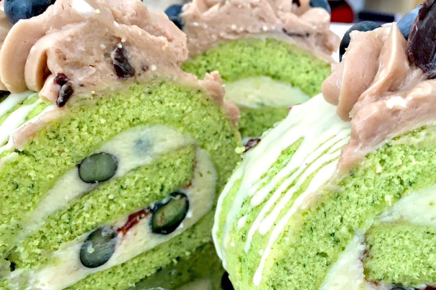 Obrázek k receptu na Mechovou roládu s vanilkovým krémem, borůvkami a kakaovým krémem: slavnostní dezert plný barev a chutí