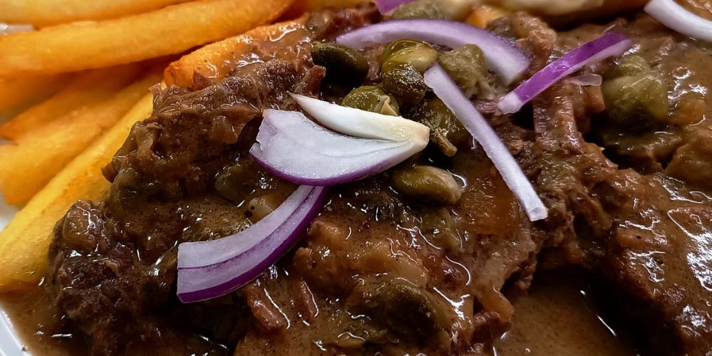 Obrázek k receptu na Vynikající roštěnou na švédský způsob se smetanou, kapary a hořčicí. Výrazný a šťavnatý recept z hovězího masa.