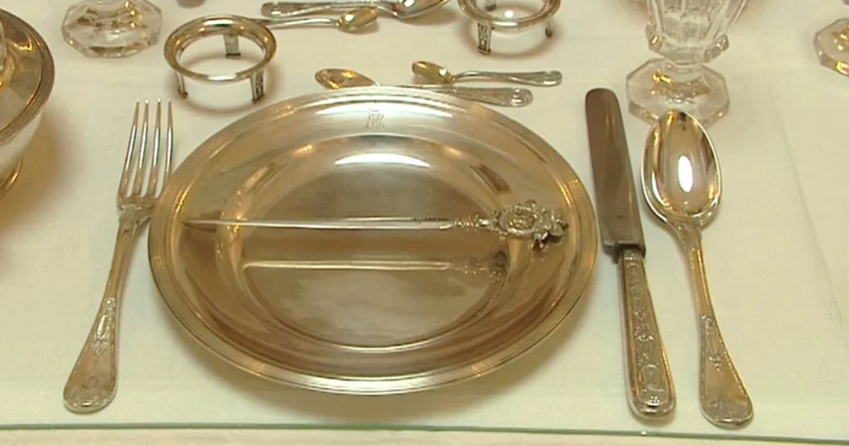 Fotografie zlatých příborů a talíře