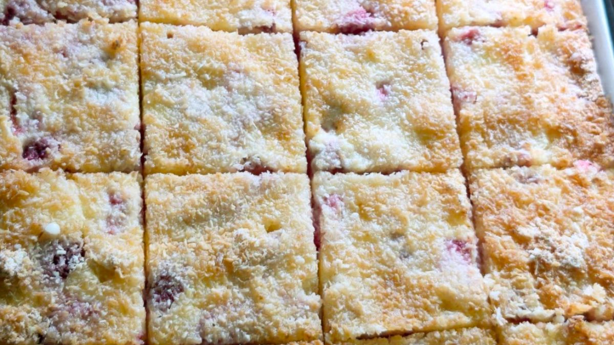 Obrázek k receptu na to, že Jinak už ji nepeču: kokosová buchta s jahodami politá šlehačkovou smetanou je jemná, šťavnatá a ideální ke kávě