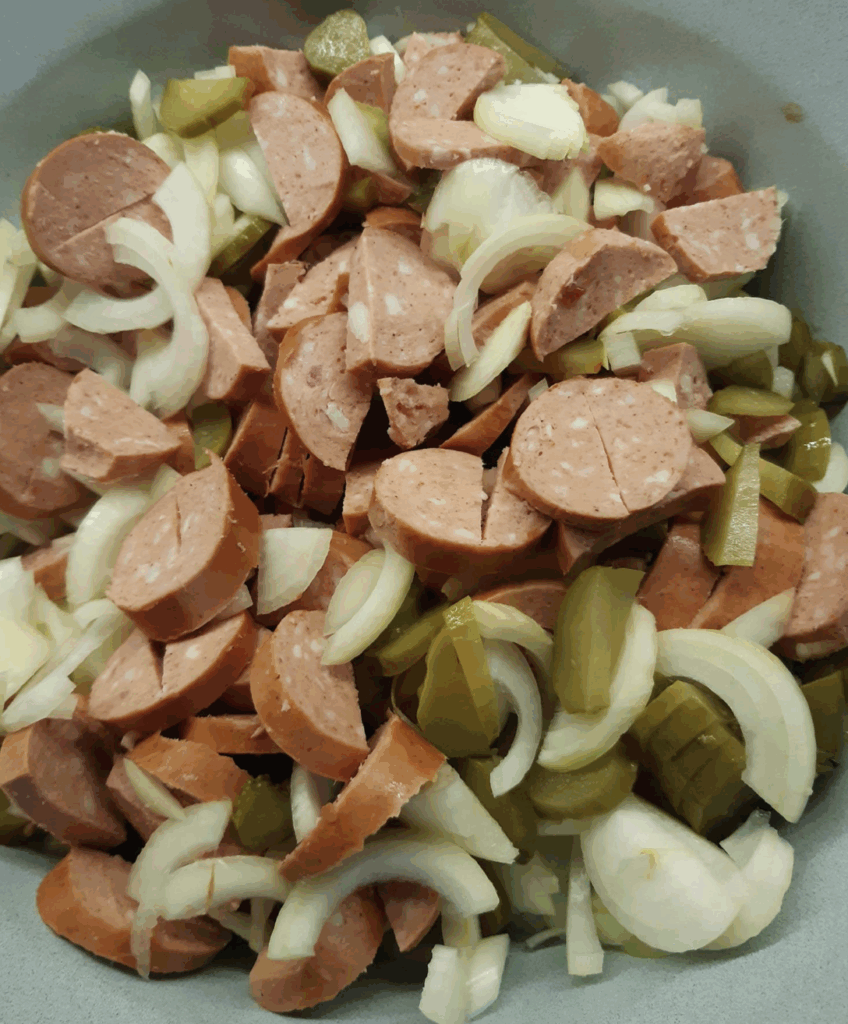  Ingredience dáme do misky a přelijeme vychladlou marinádou.