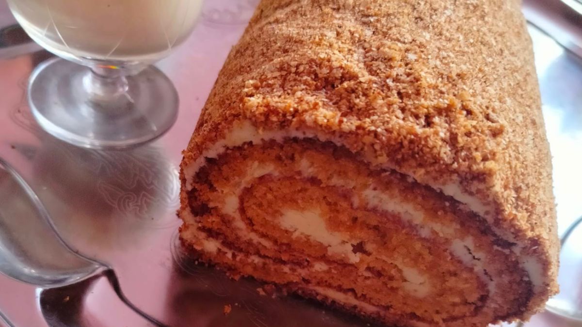 Obrázek k recpetu na Medovou roládu s mascarpone krémem, která je jemná, vláčná a působí slavnostně, vhodná i na sváteční stůl